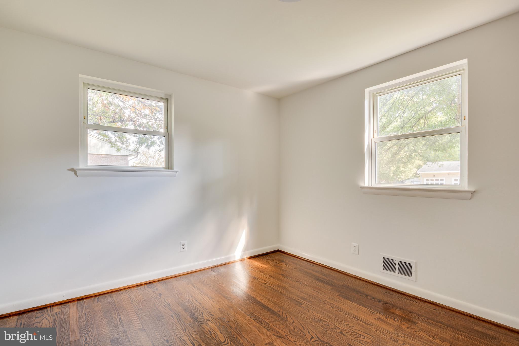 5709 Robinwood LANE