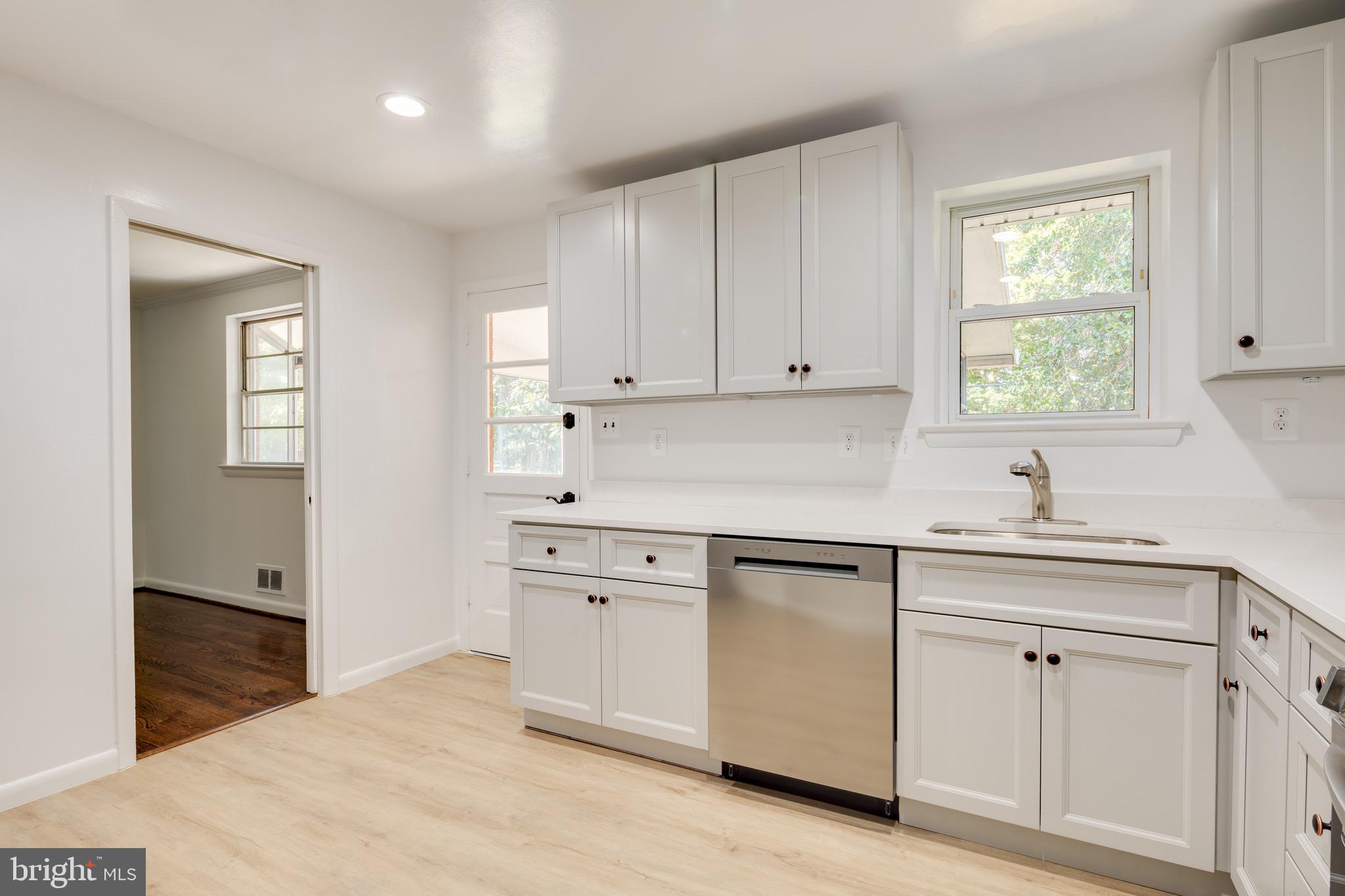 5709 Robinwood LANE