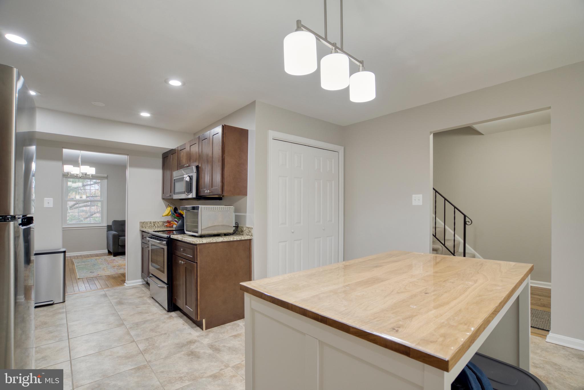 6856 Dina Leigh COURT