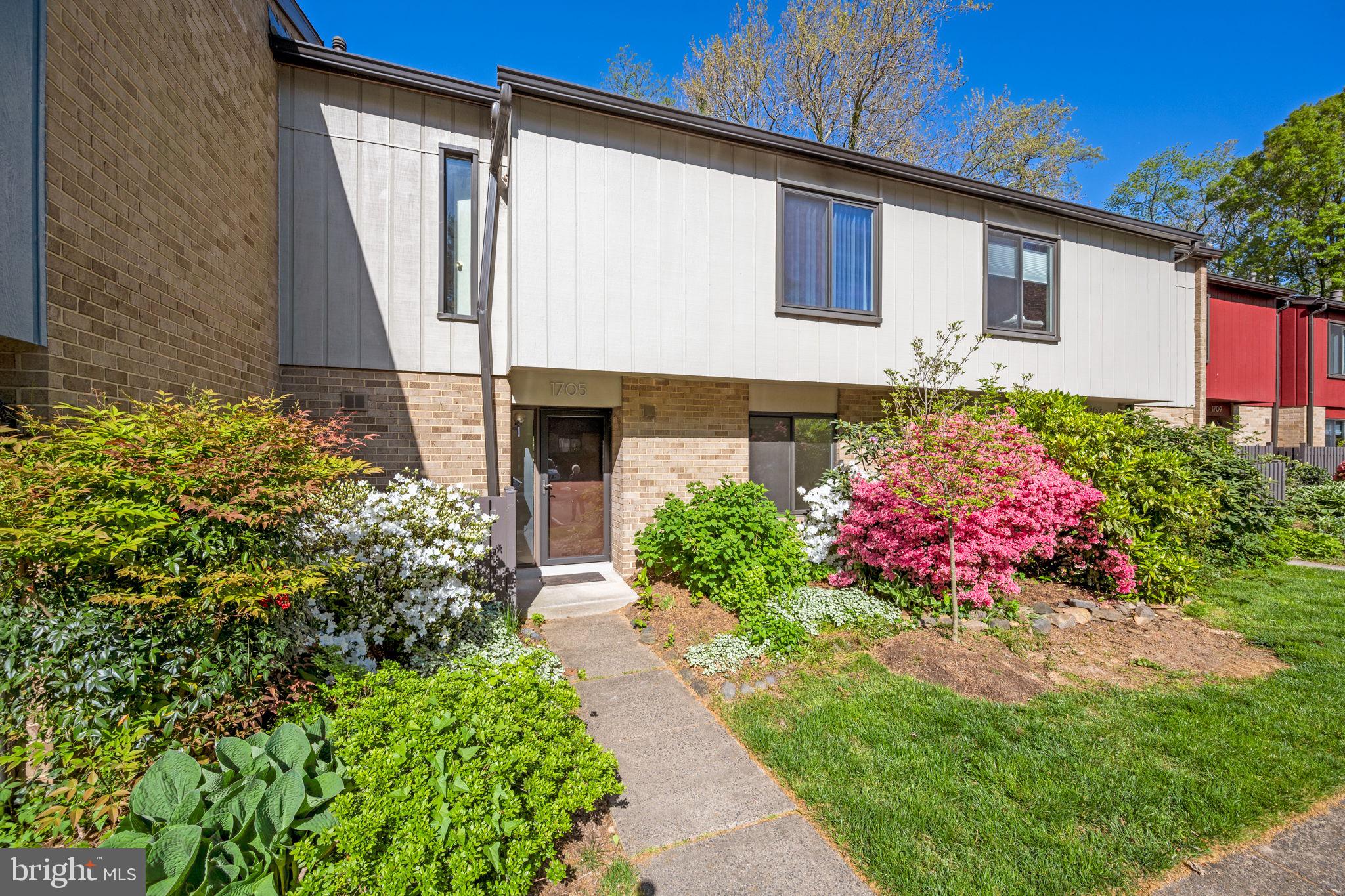 1705 Ivy Oak Sq