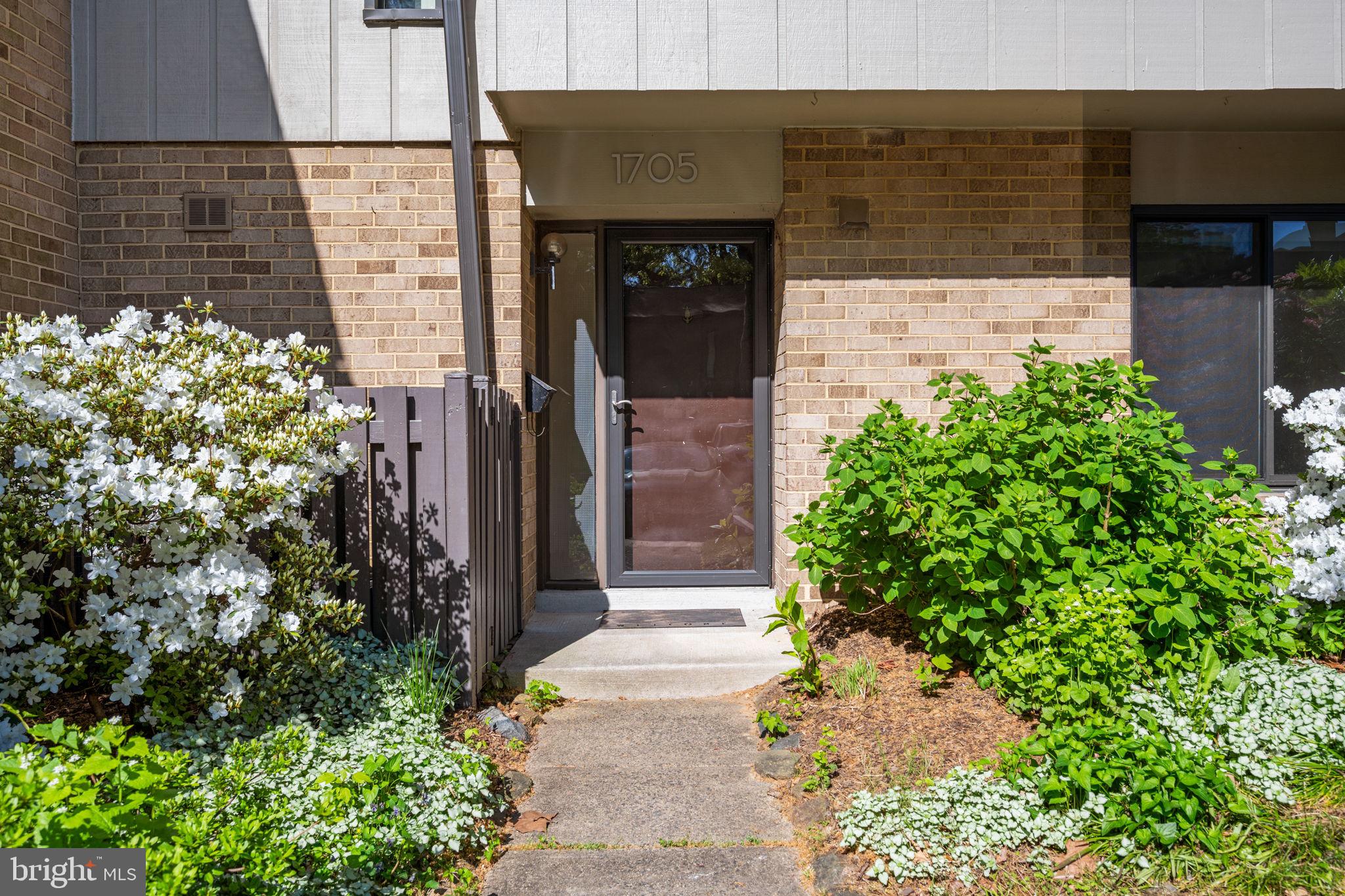 1705 Ivy Oak Sq