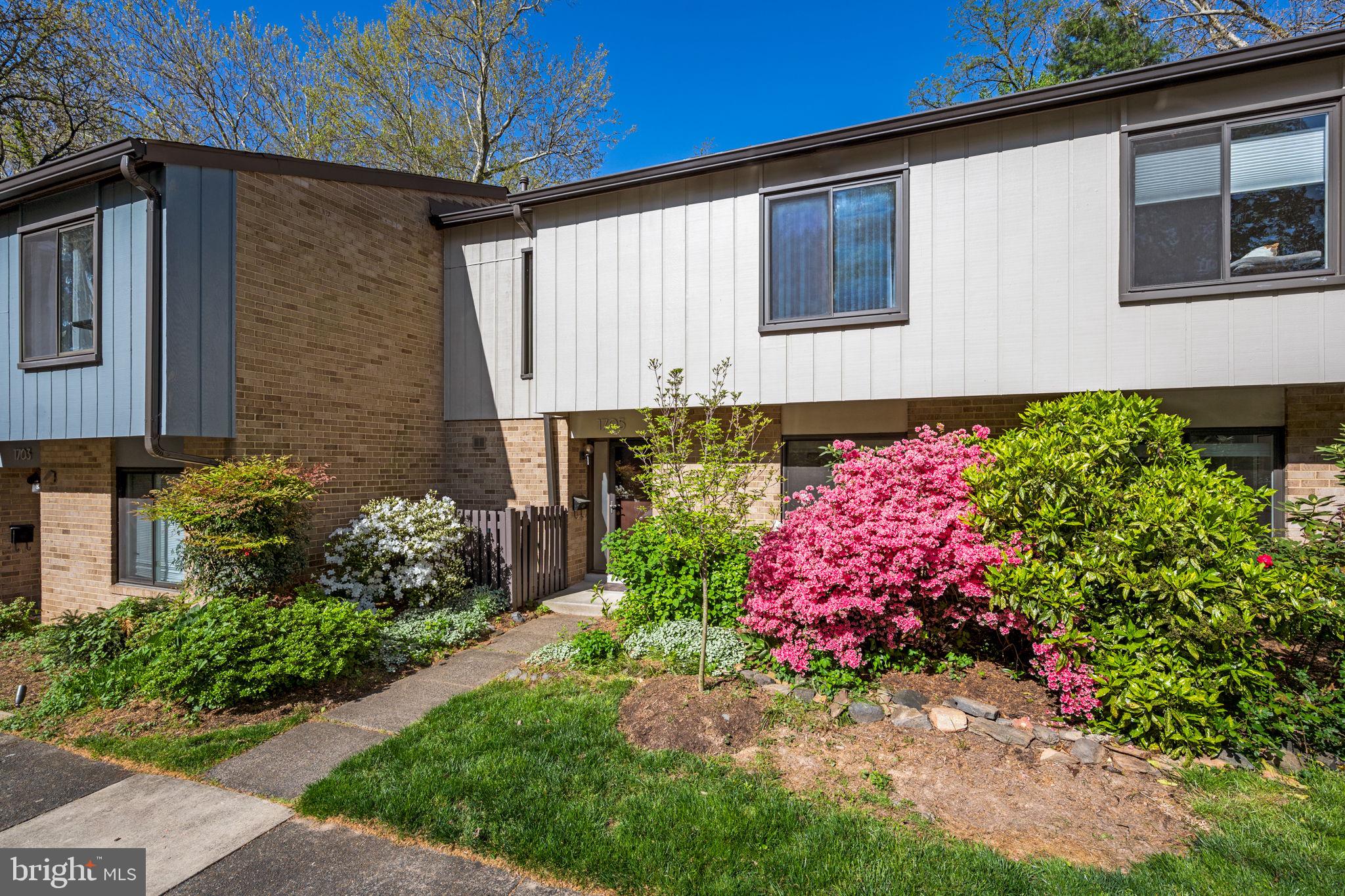 1705 Ivy Oak Sq