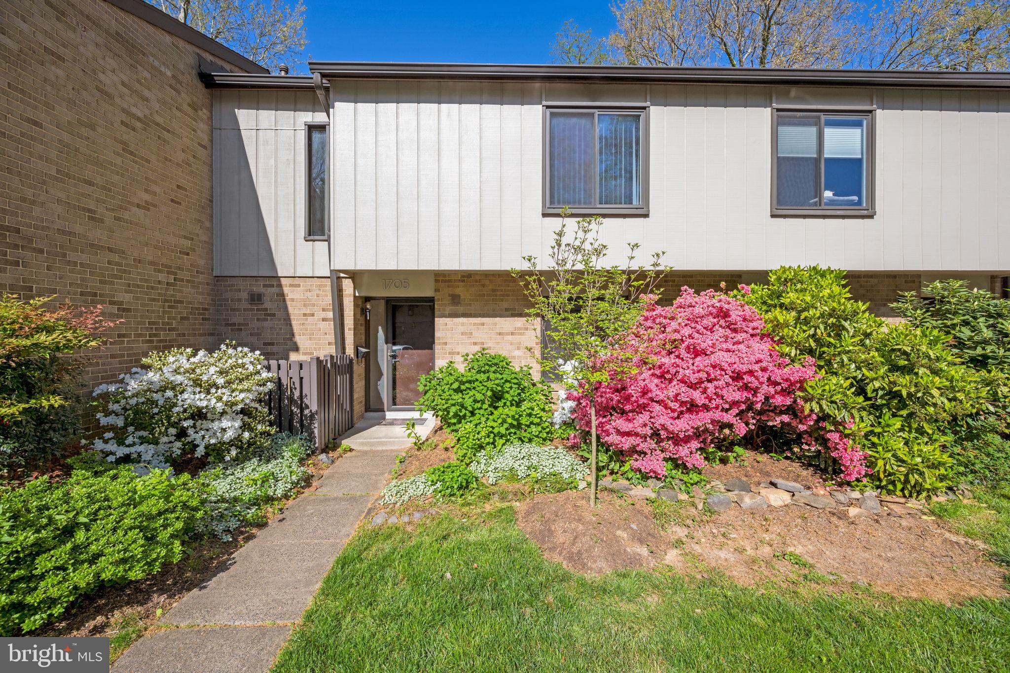1705 Ivy Oak Sq