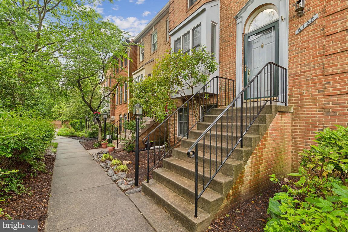 6188 Darleon Pl