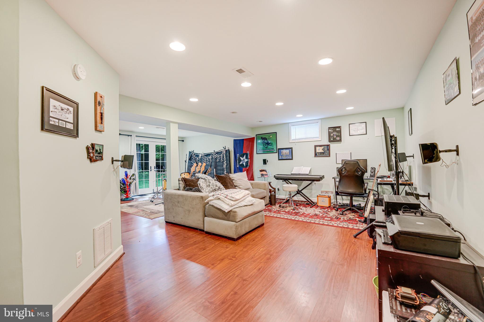 6907 Shackle Pl