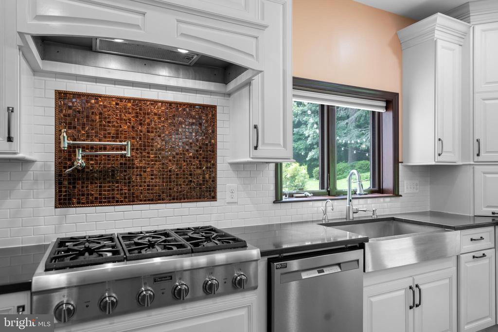 3306 Patrick Henry Dr