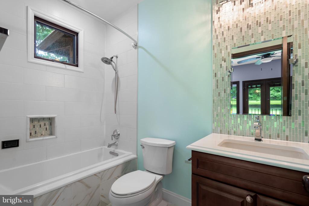 3306 Patrick Henry Dr