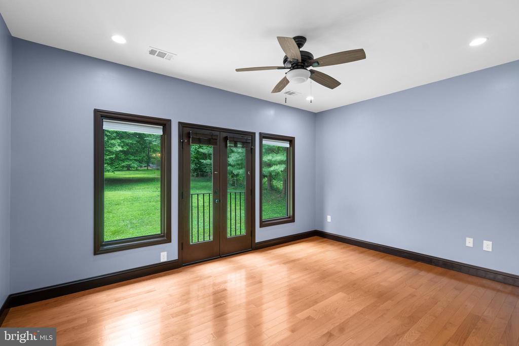 3306 Patrick Henry Dr