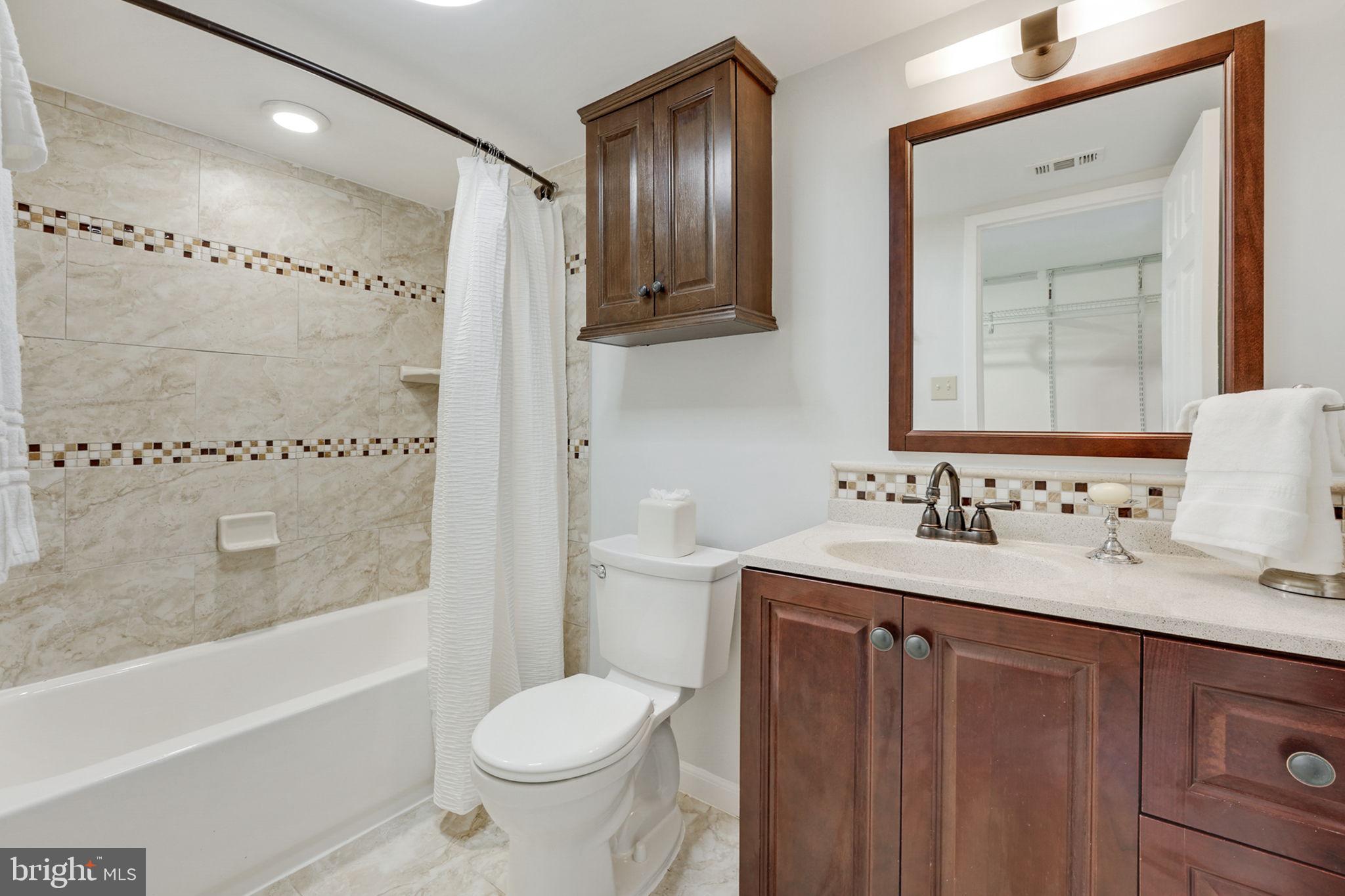 1411 Northgate Sq #1411-12b