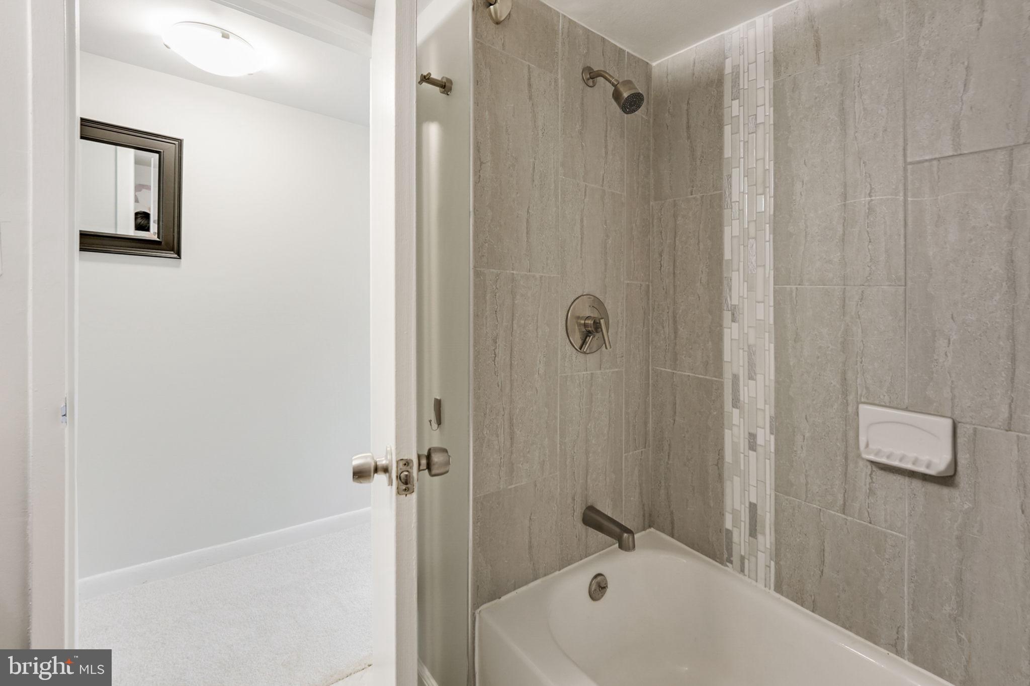 1411 Northgate Sq #1411-12b