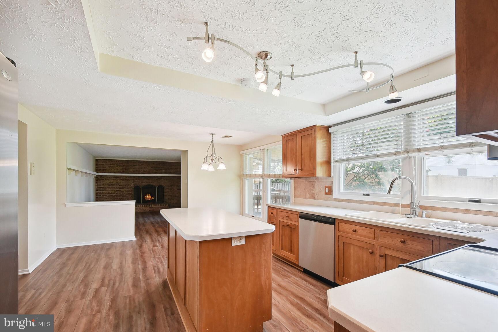 1402 KINGSTREAM DR