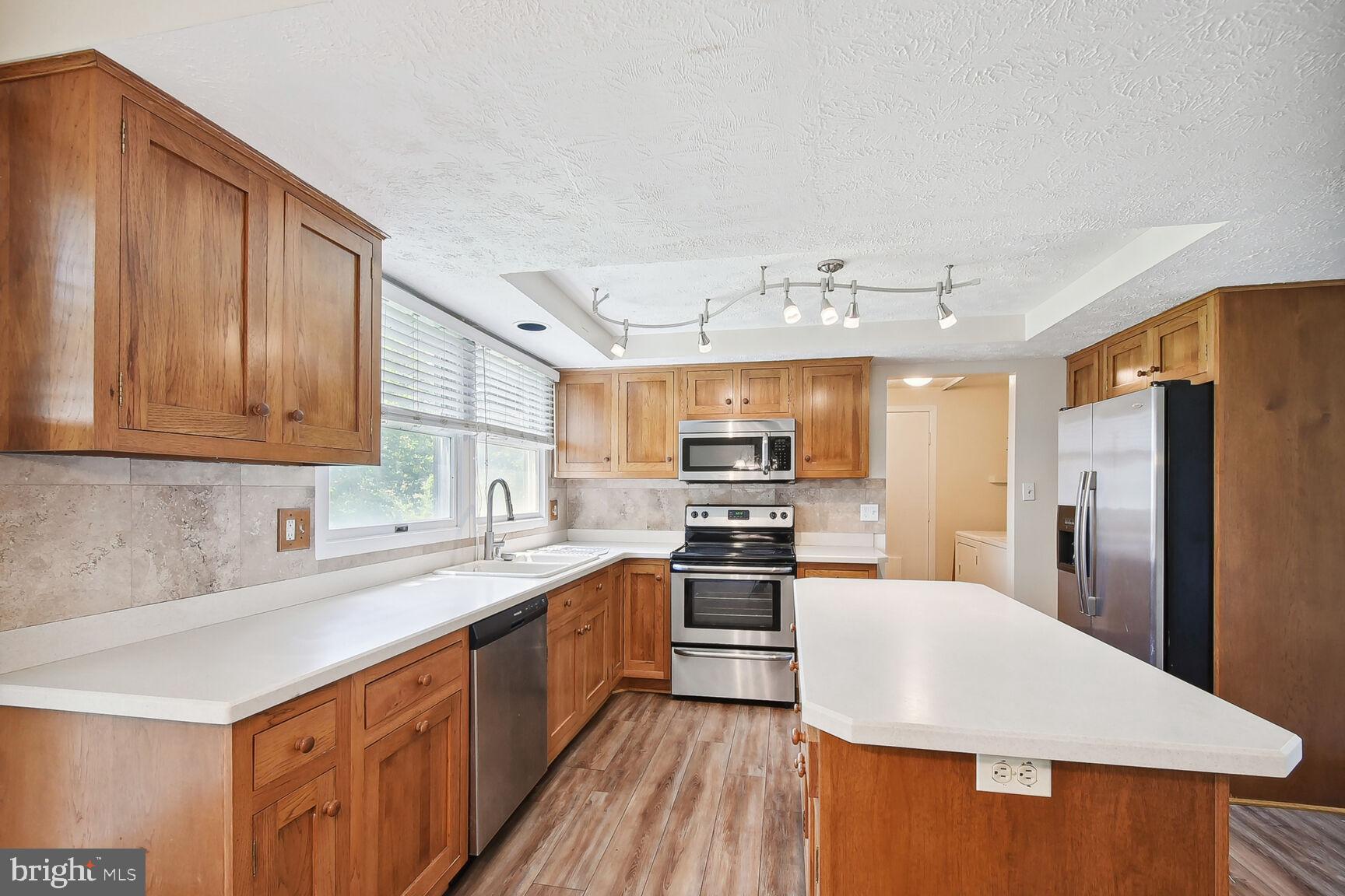 1402 KINGSTREAM DR