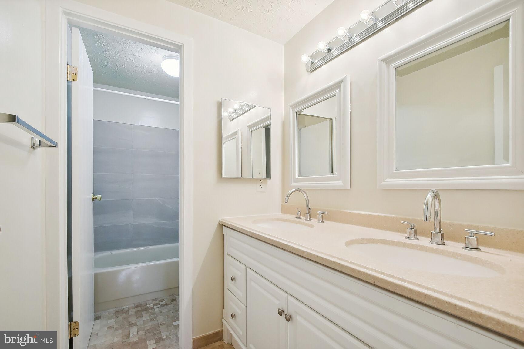 1402 KINGSTREAM DR