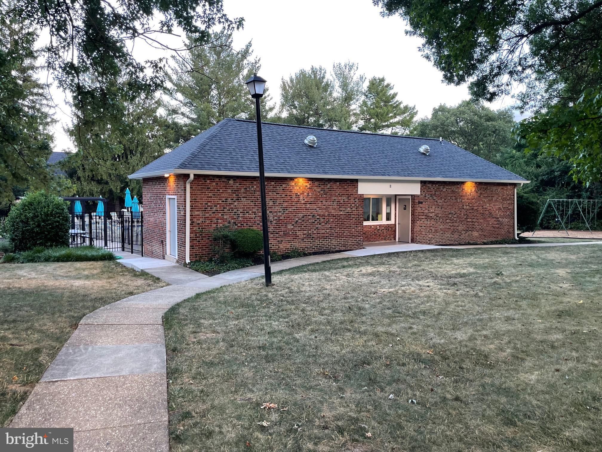 8148 Larkin Ln