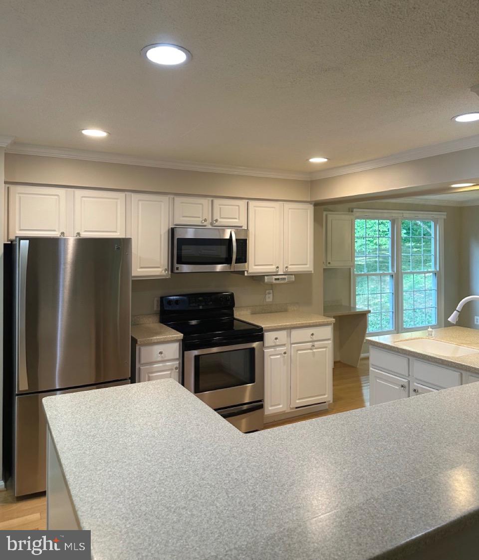 9611 LOCUST HILL DR