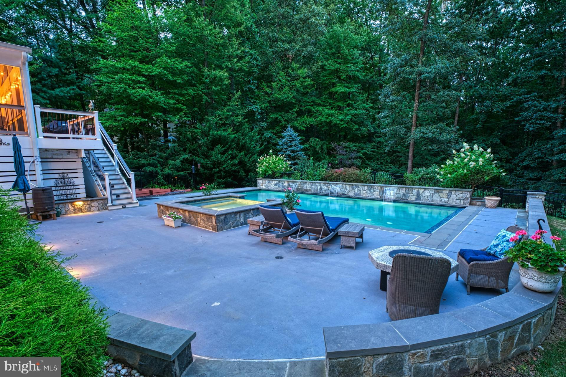 1225 Shaker Dr