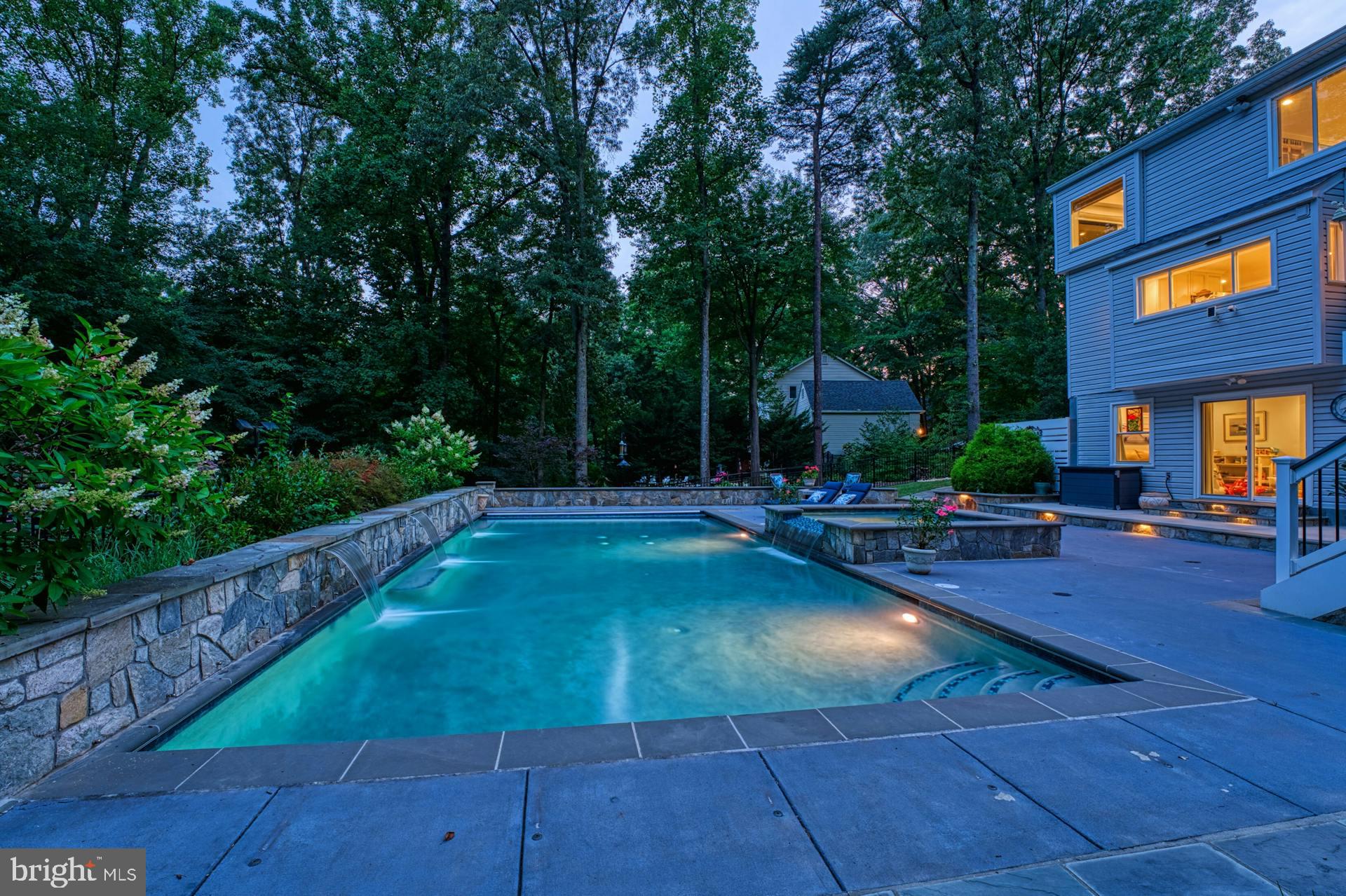 1225 Shaker Dr