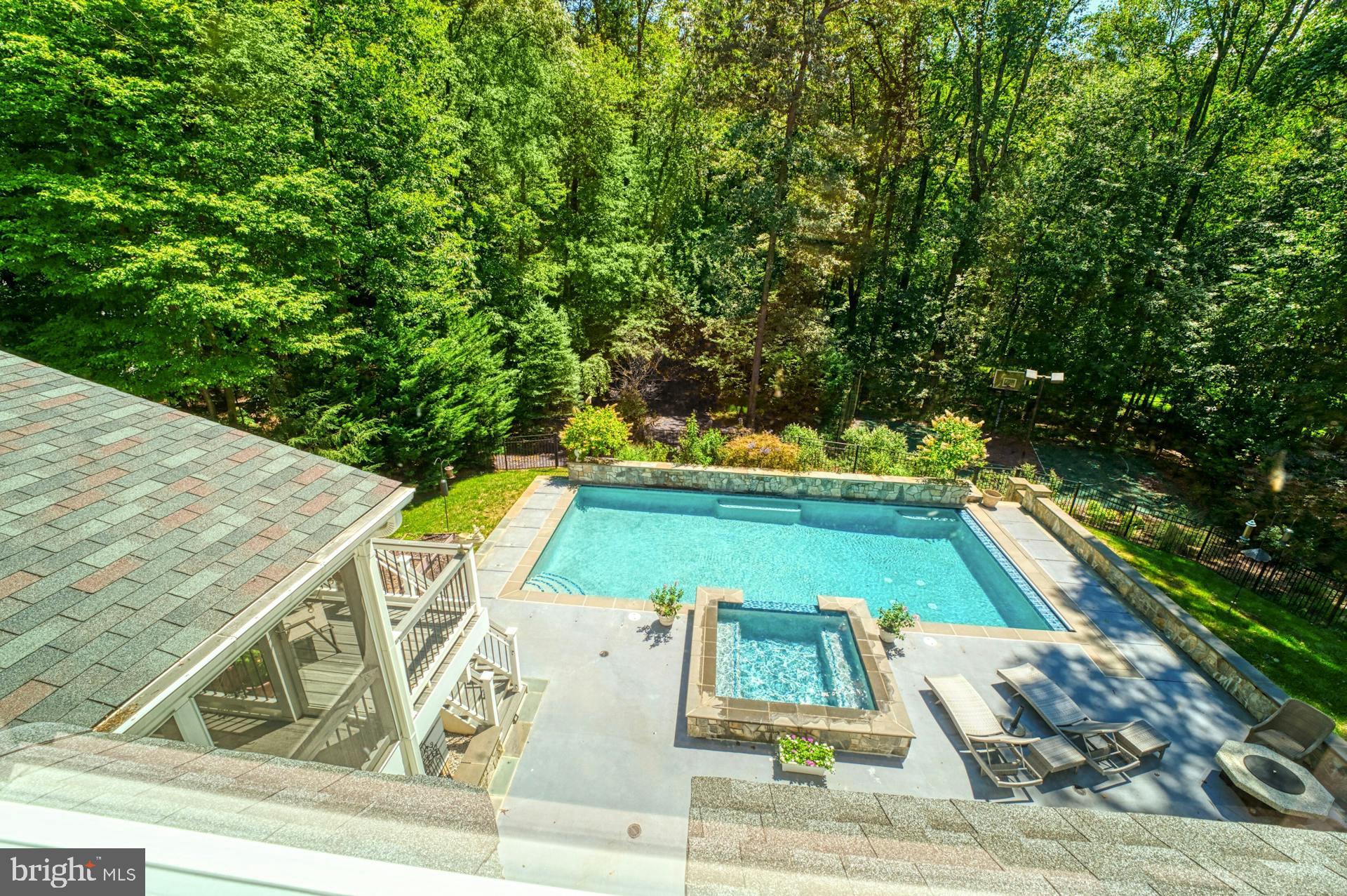 1225 Shaker Dr