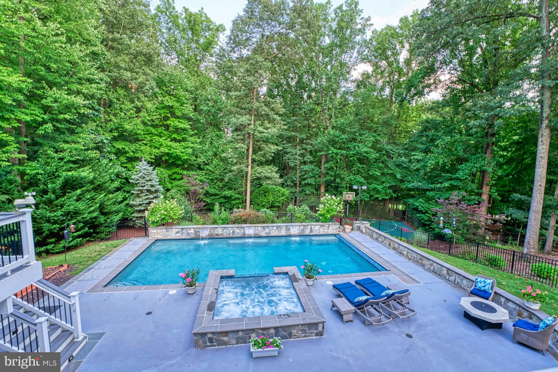 1225 Shaker Dr
