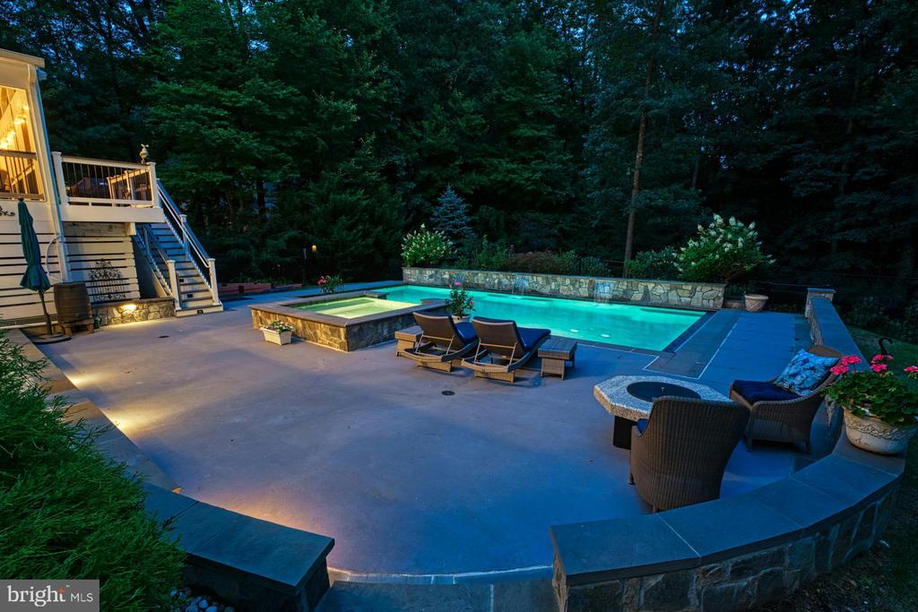 1225 Shaker Dr