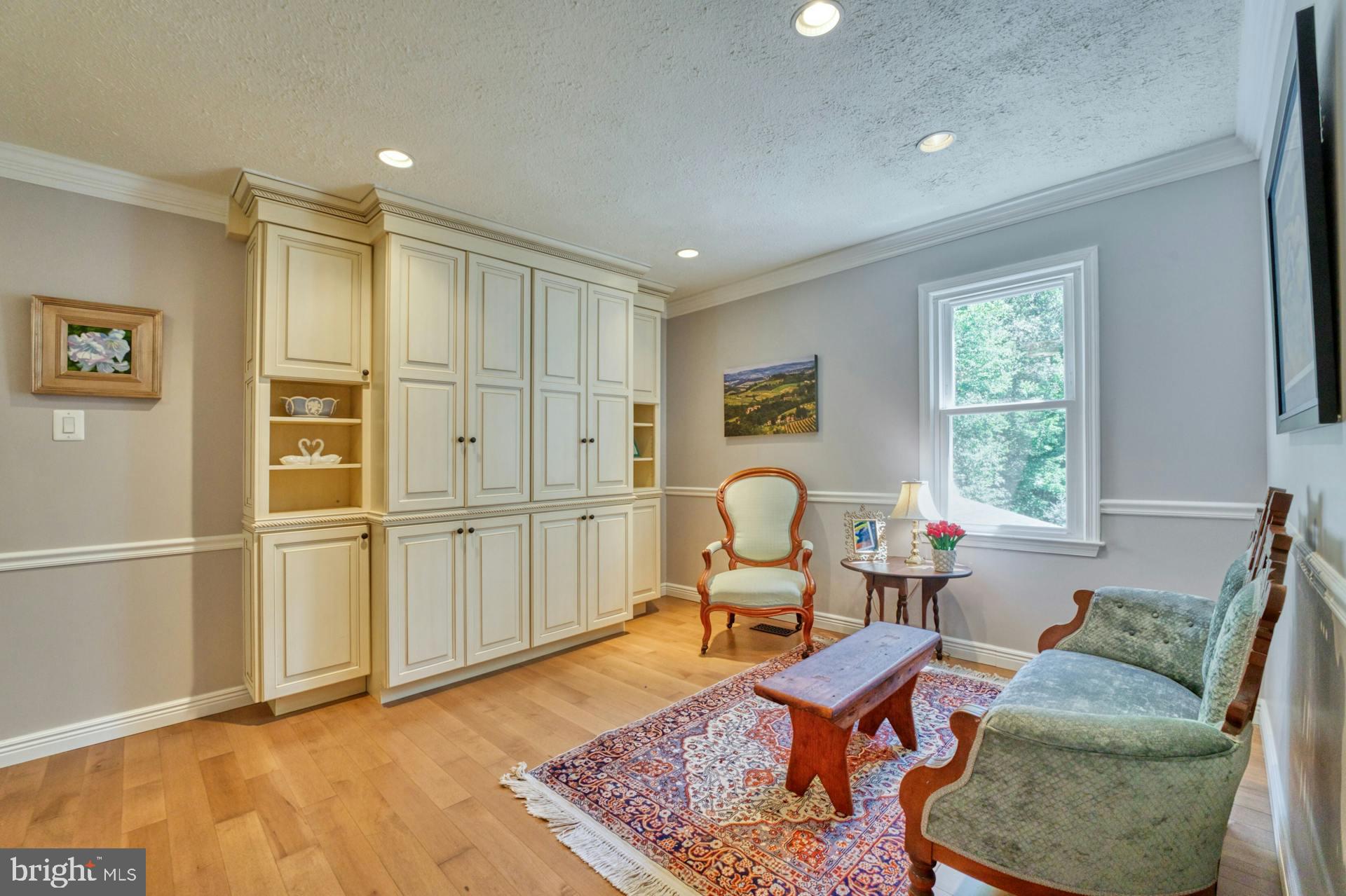 1225 Shaker Dr