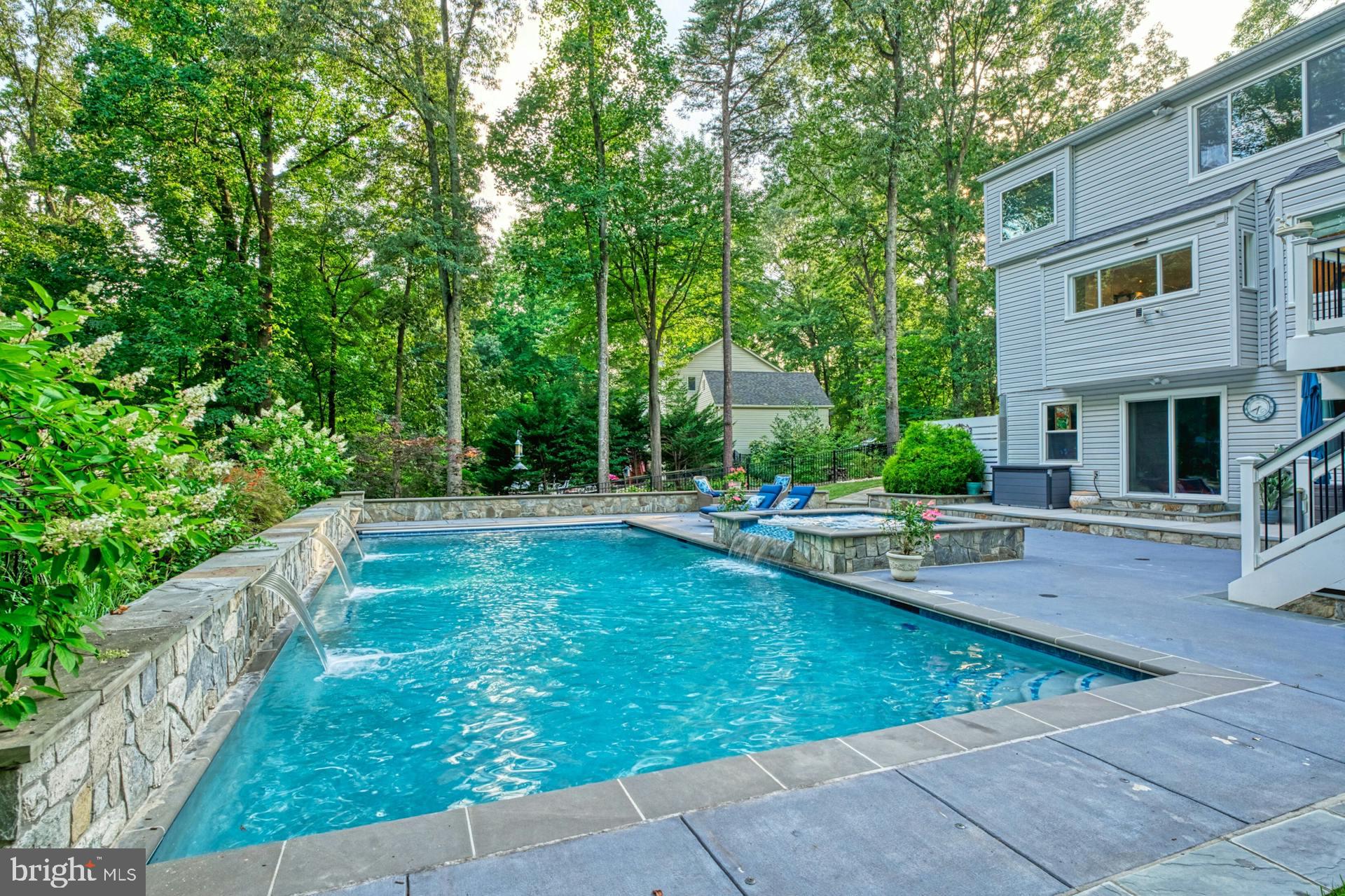 1225 Shaker Dr