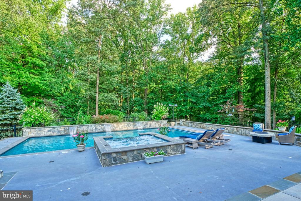 1225 Shaker Dr