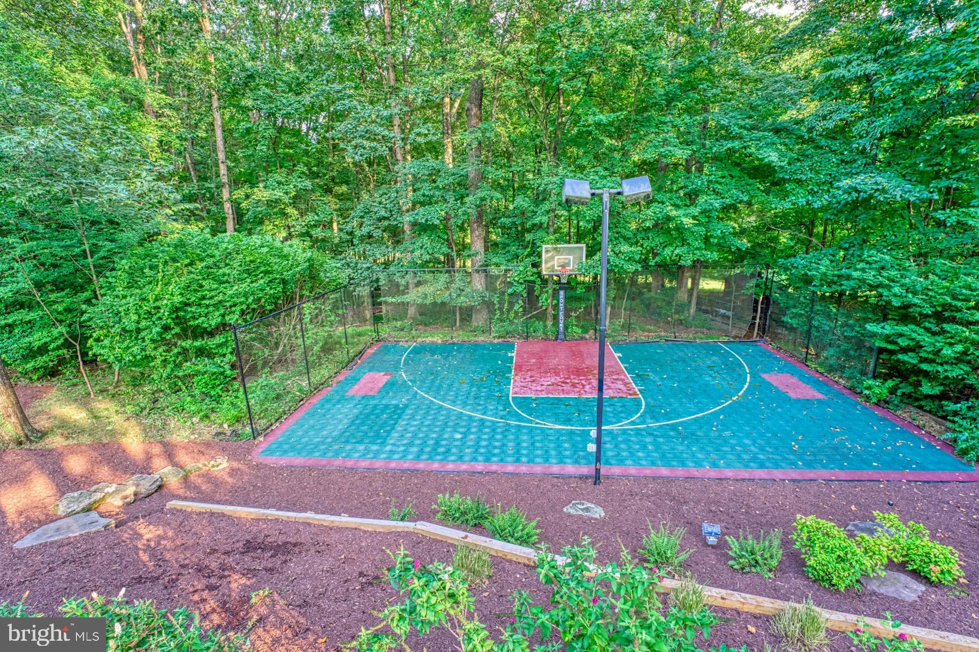 1225 Shaker Dr