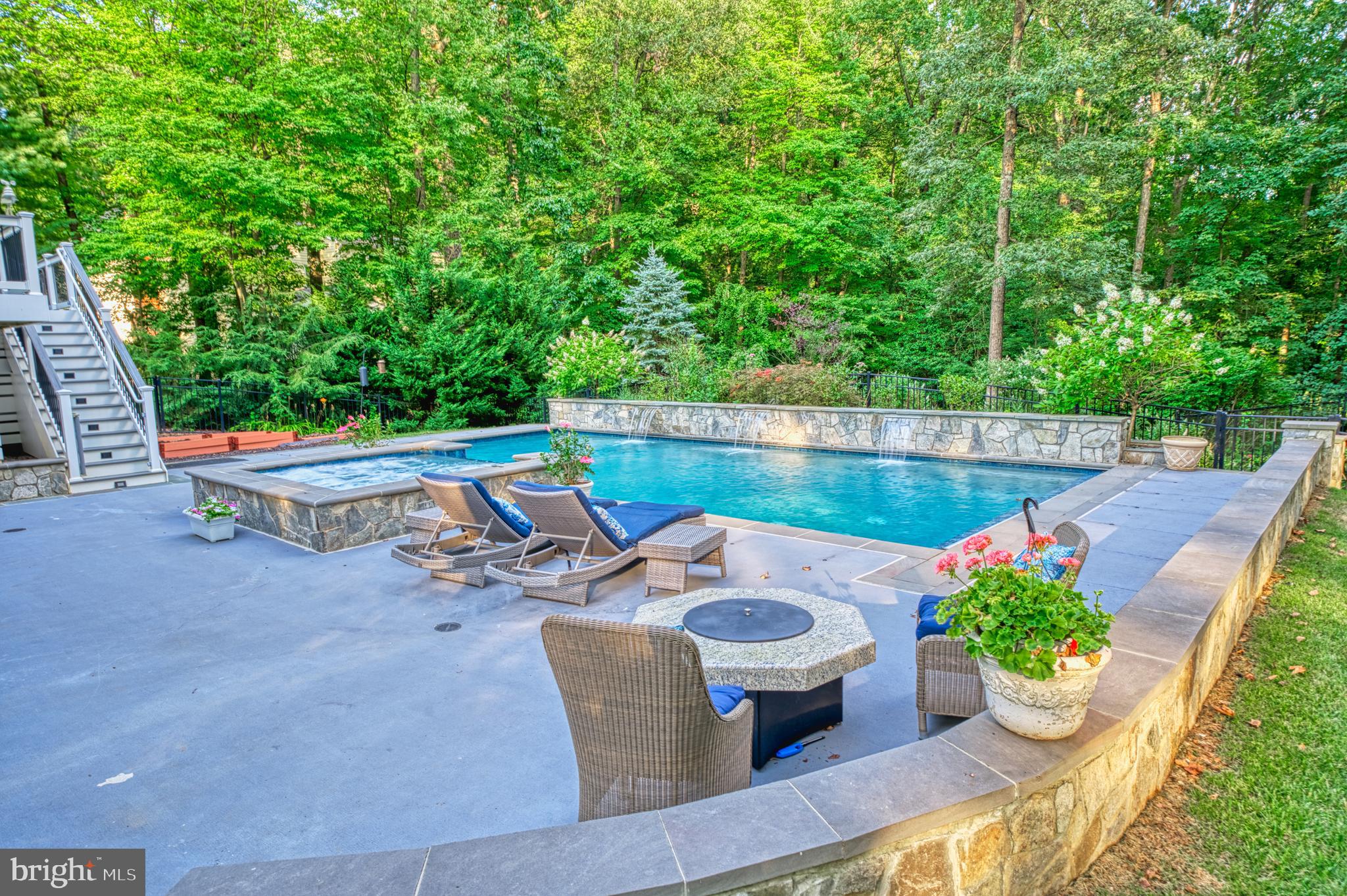 1225 Shaker Dr