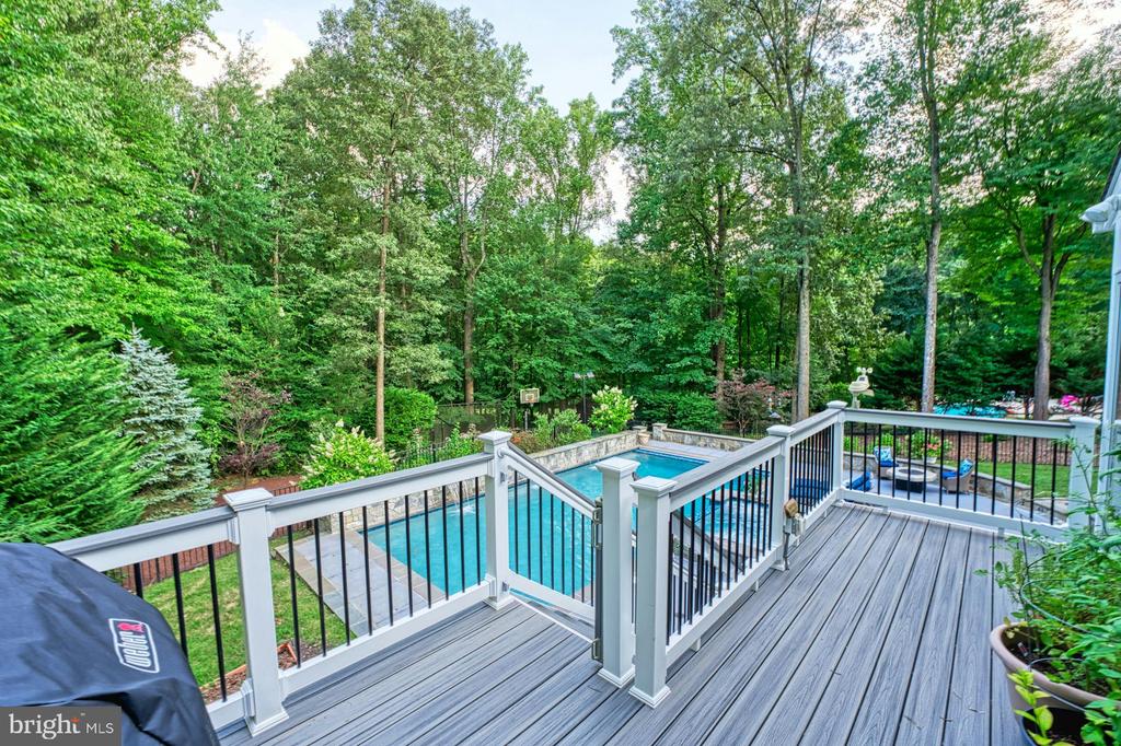 1225 Shaker Dr
