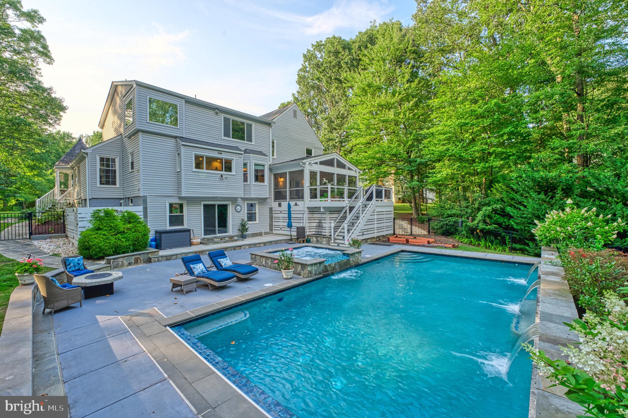 1225 Shaker Dr