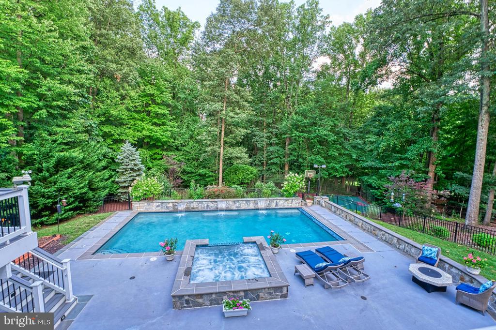1225 Shaker Dr