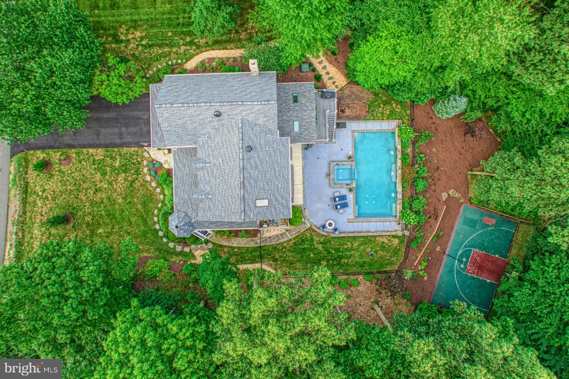 1225 Shaker Dr