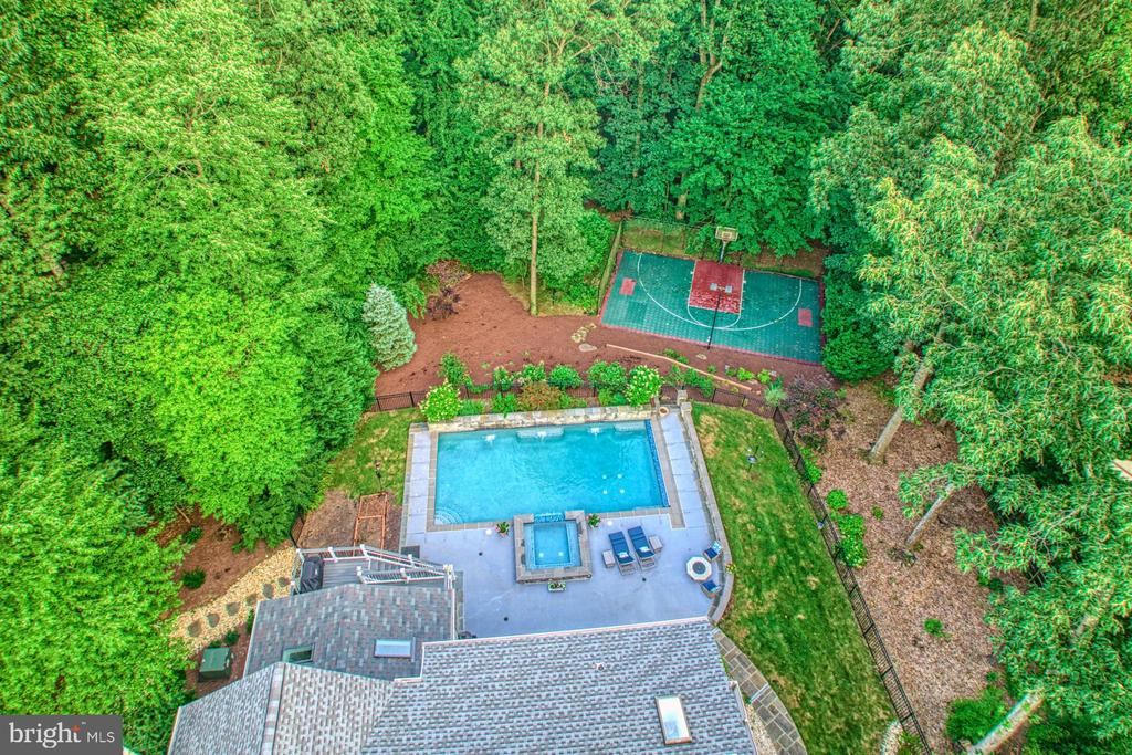 1225 Shaker Dr