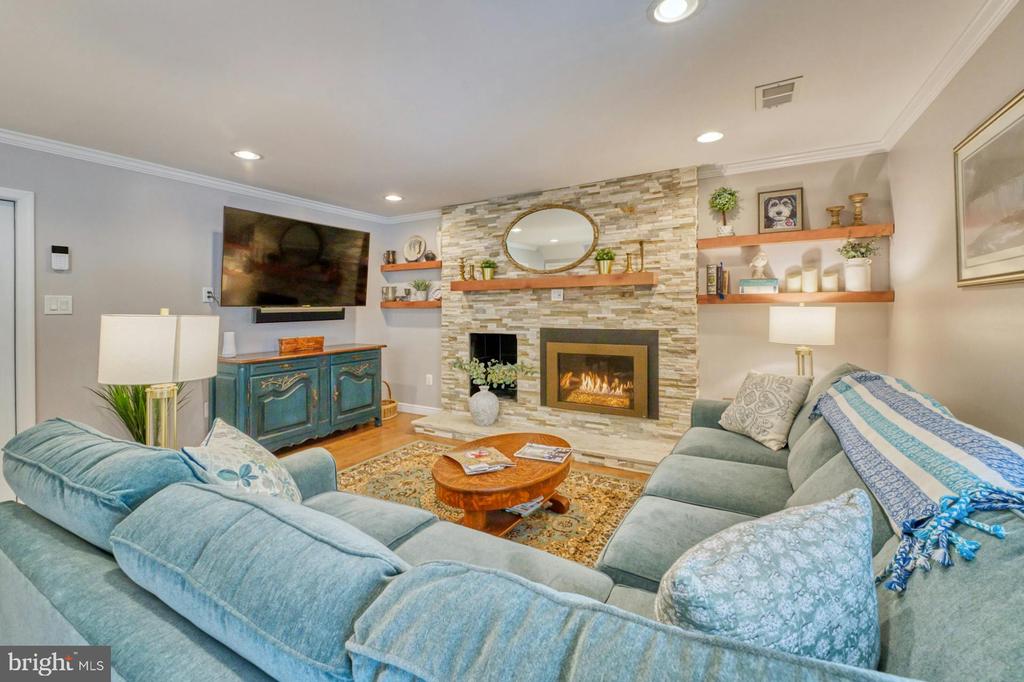 1225 Shaker Dr