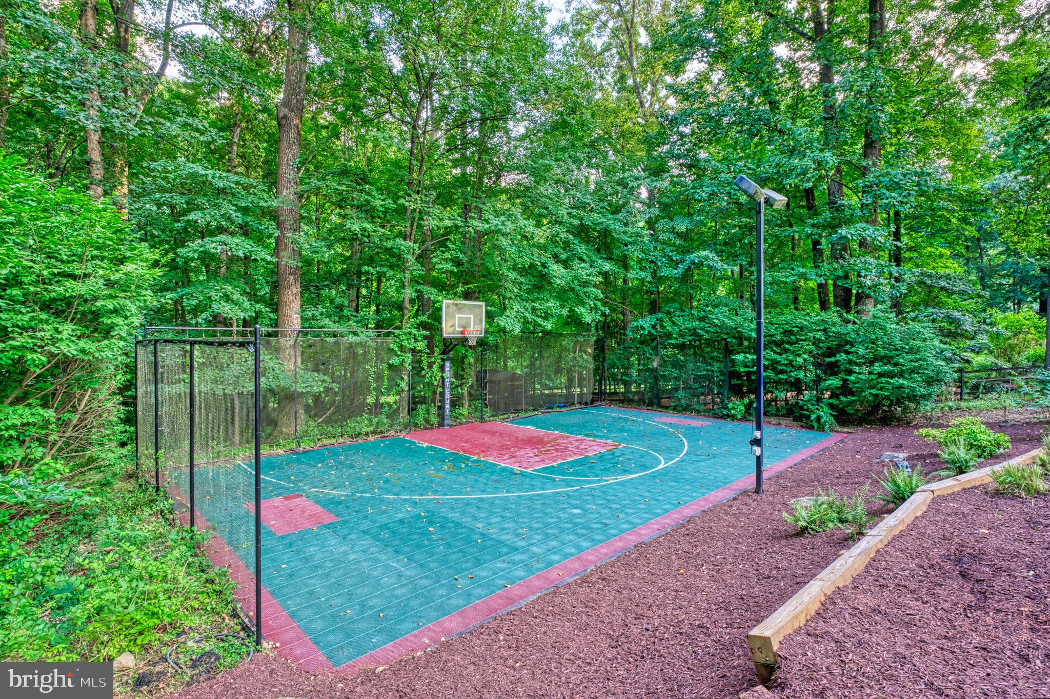 1225 Shaker Dr