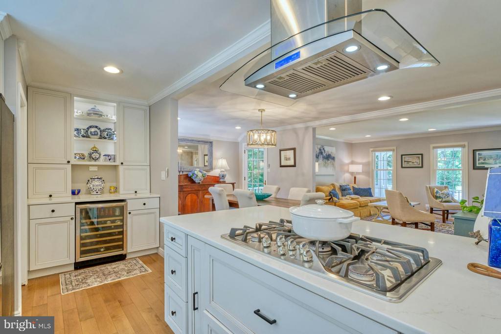 1225 Shaker Dr