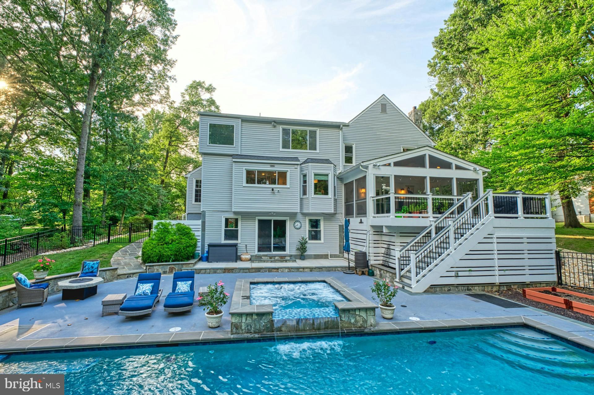 1225 Shaker Dr
