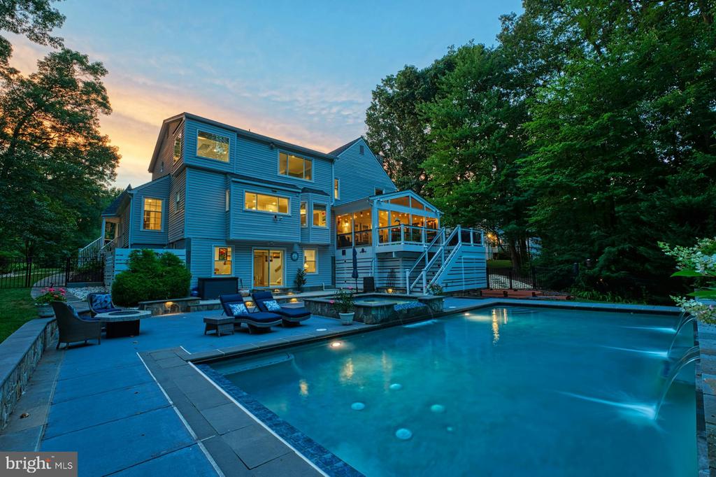 1225 Shaker Dr