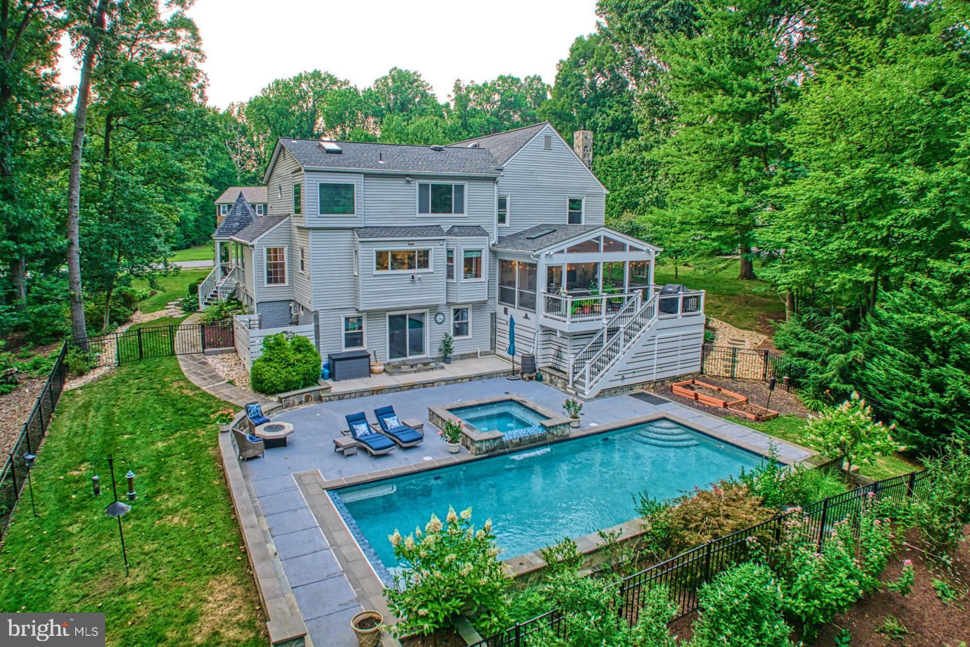 1225 Shaker Dr