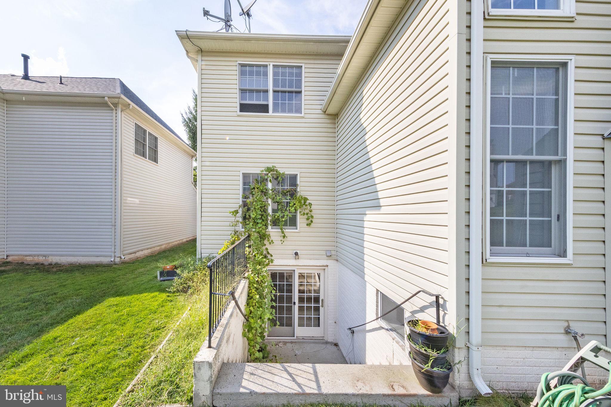2914 BLUE HOLLY LN