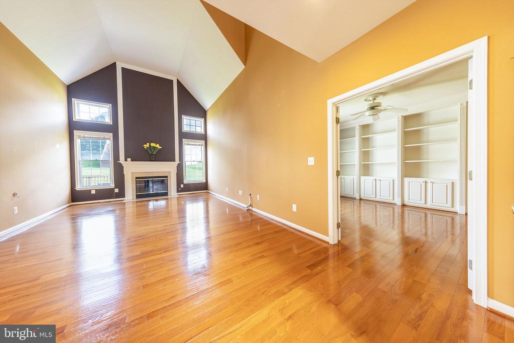 2914 BLUE HOLLY LN
