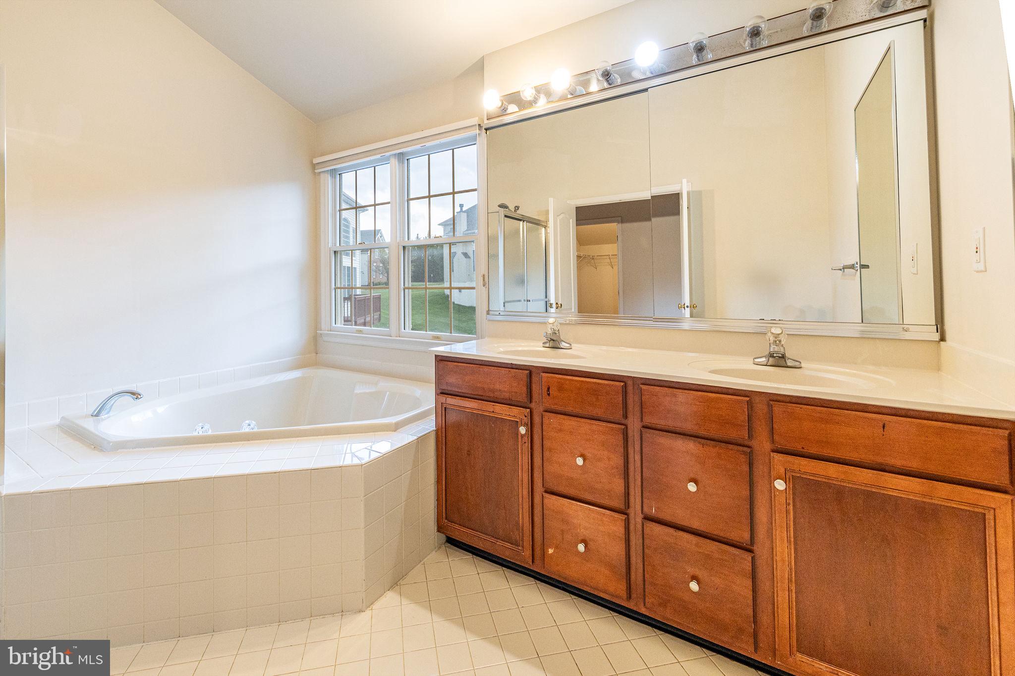 2914 BLUE HOLLY LN