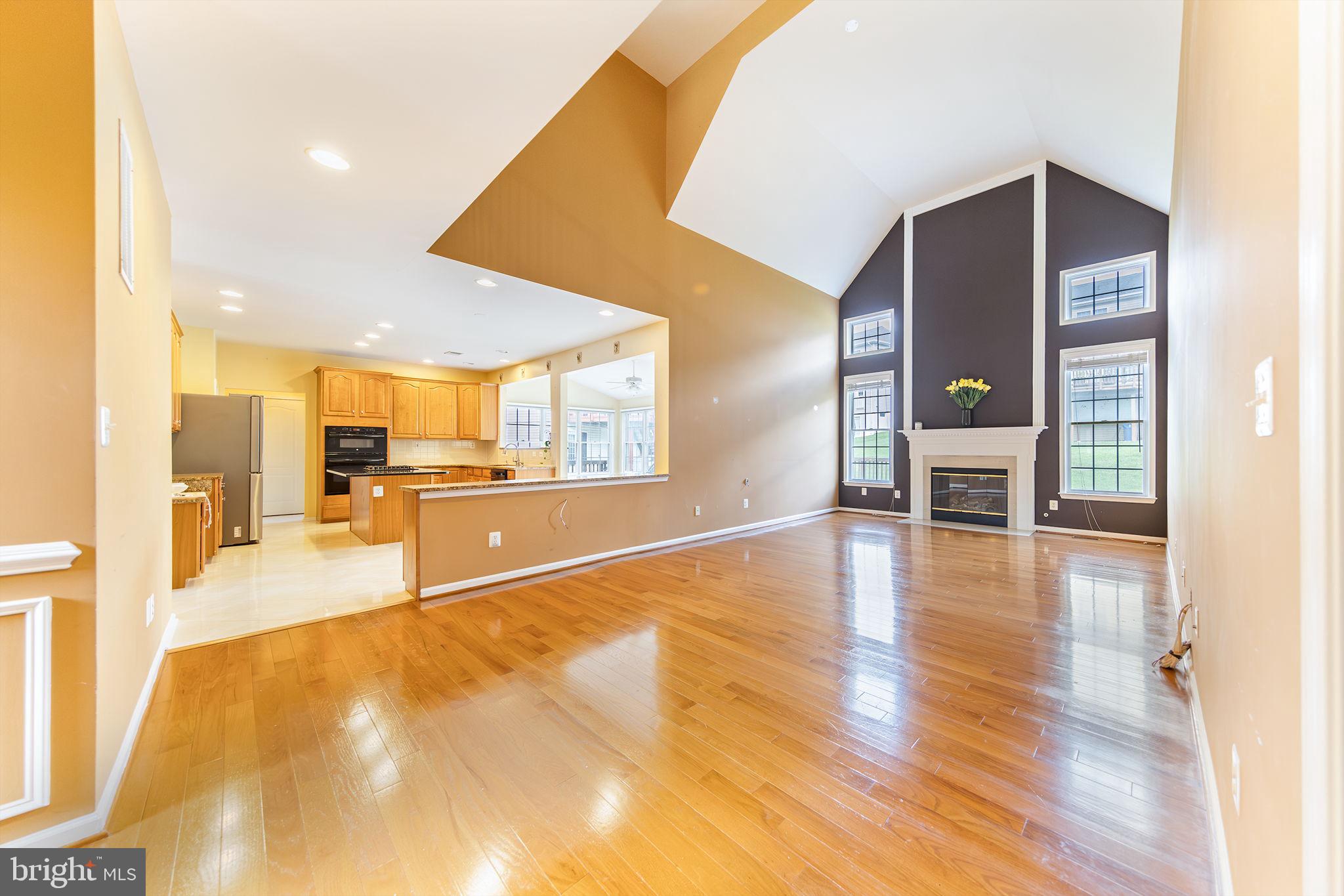 2914 BLUE HOLLY LN