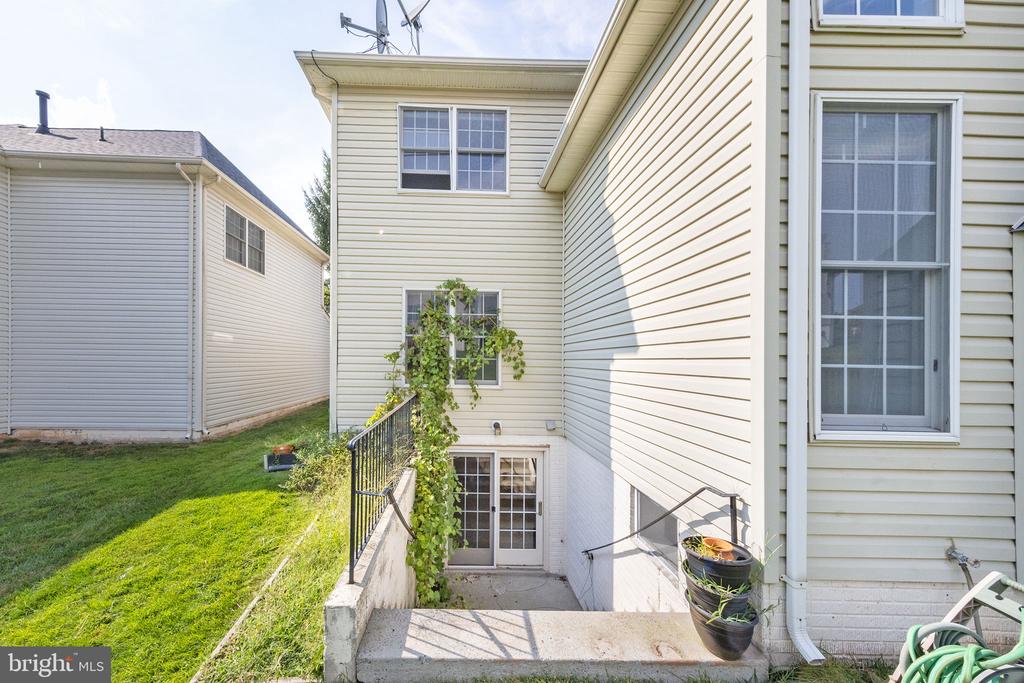2914 BLUE HOLLY LN