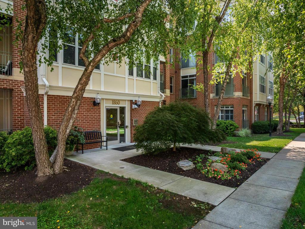 1860 Stratford Park Pl #202