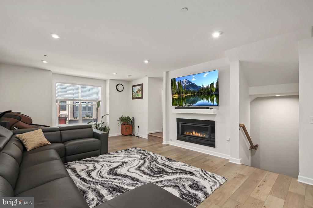 3889 RAINIER DRIVE