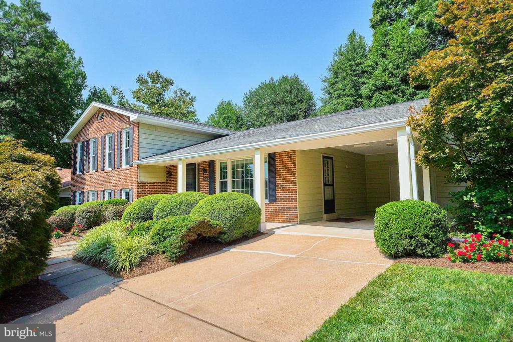 2046 Woodford Rd