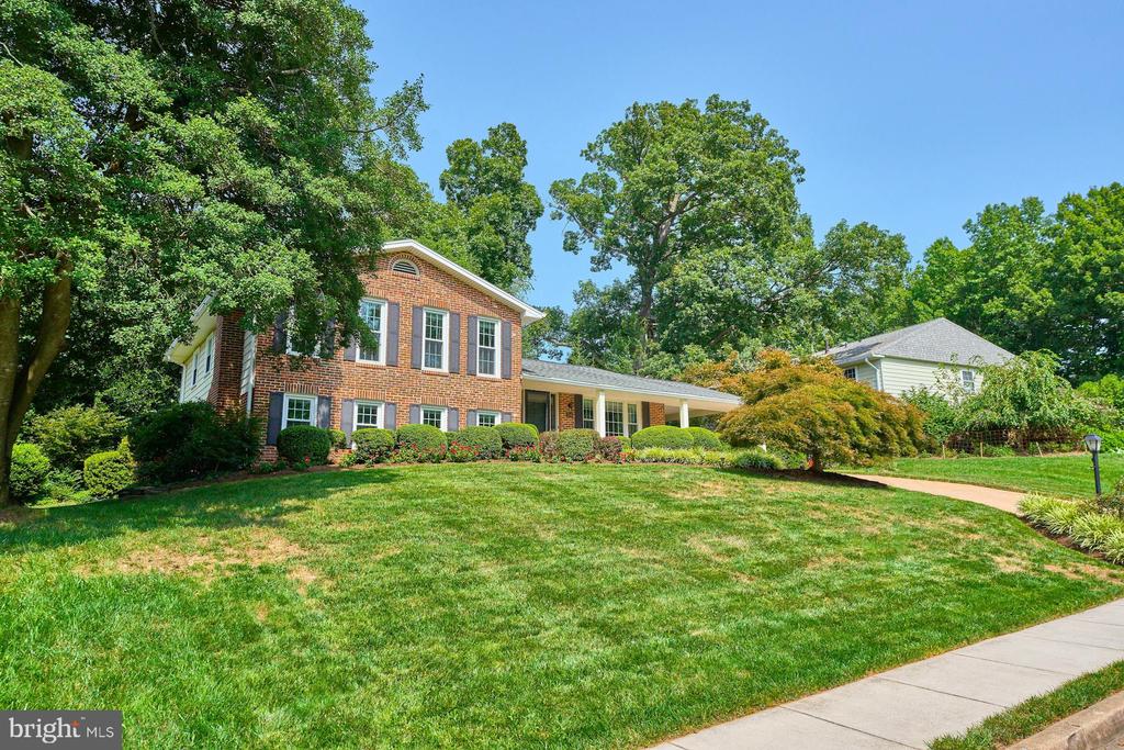 2046 Woodford Rd