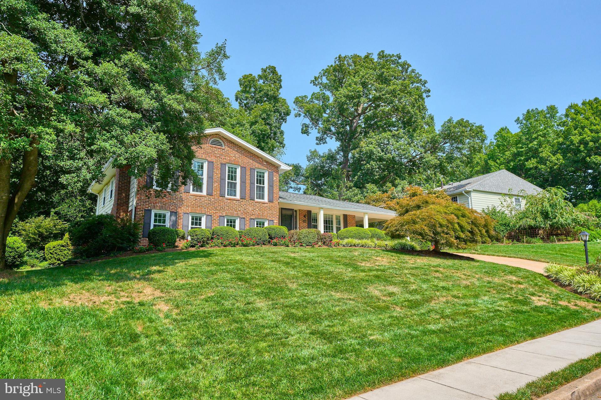 2046 Woodford Rd